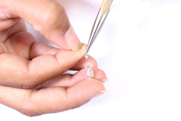 Collier fil transparent ras de cou avec perle goutte en cristal : Etape 3