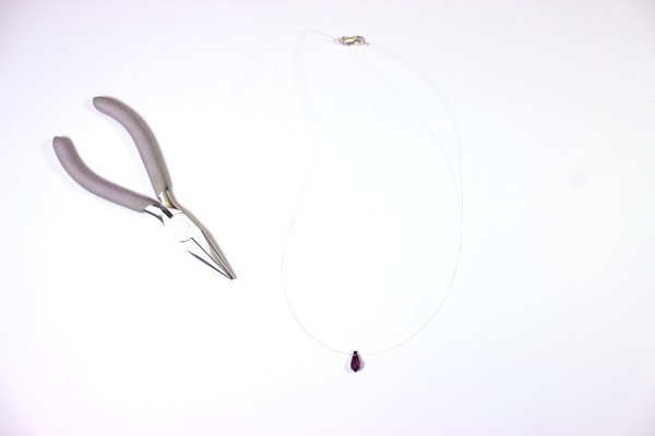 Collier fil transparent ras de cou avec perle goutte en cristal : Etape 4