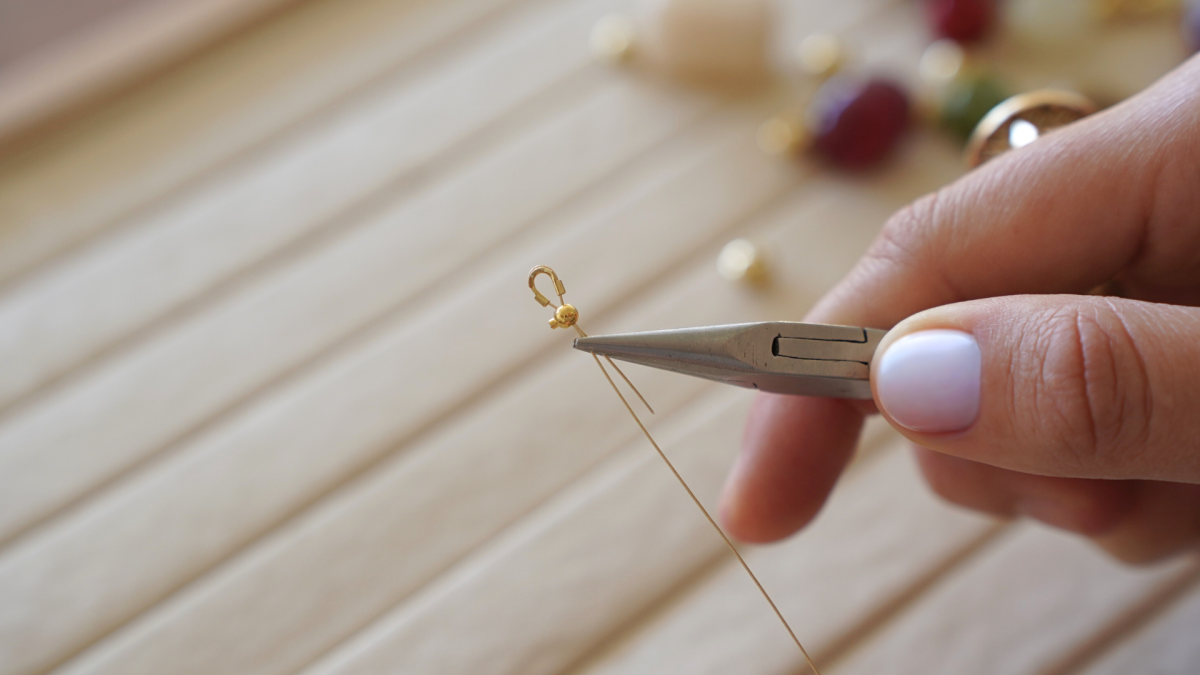 Collier perles en résine colorées : Etape 2