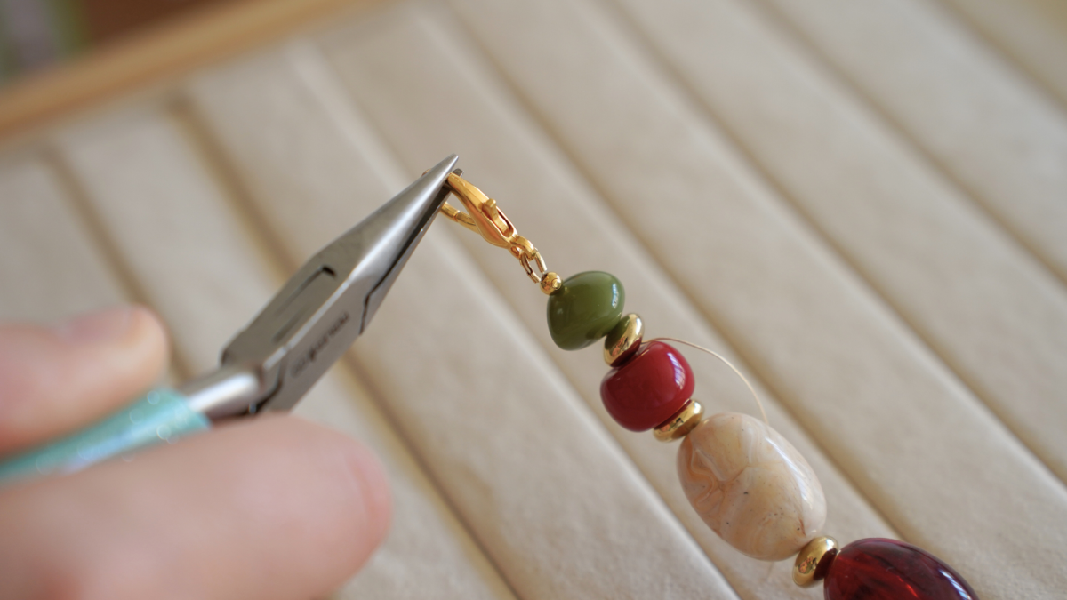 Collier perles en résine colorées : Etape 4