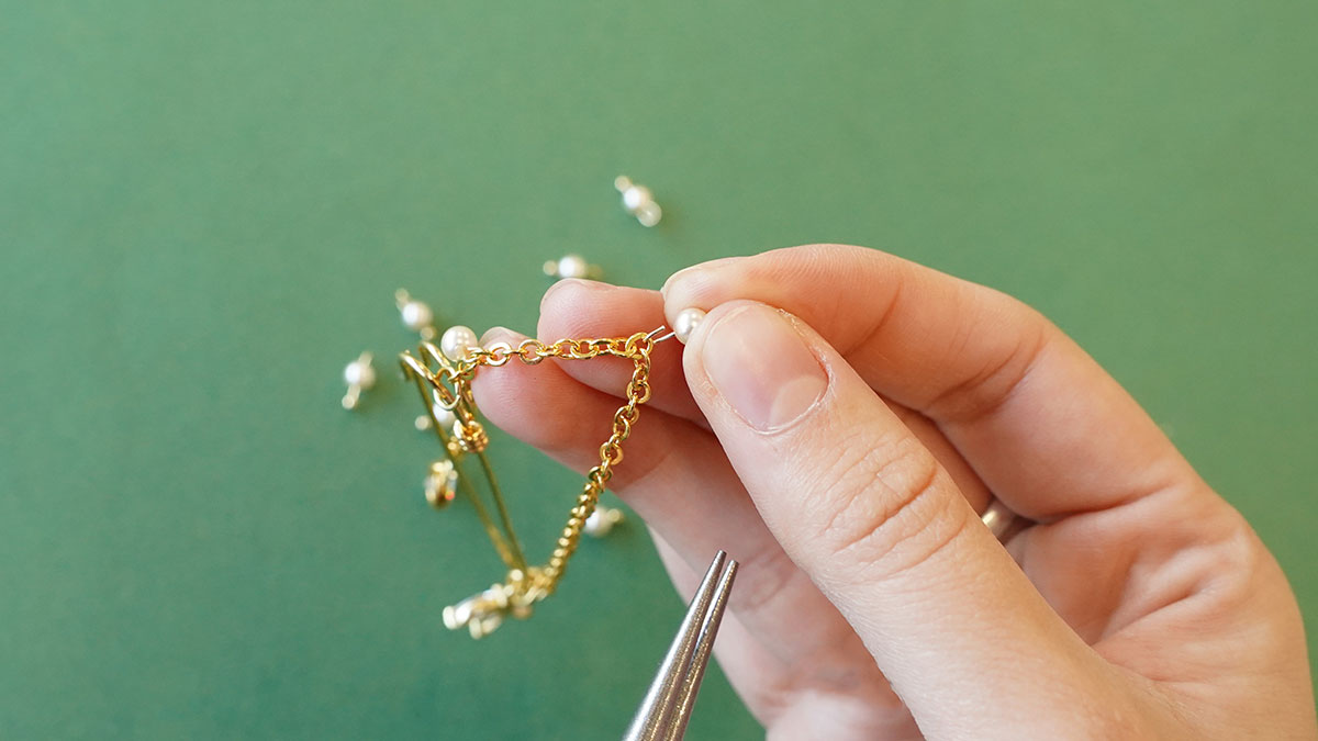 Broche Ornementale En Métal Doré Avec Perle Nacrée - 5,2 X 1,3 Cm - Occasion