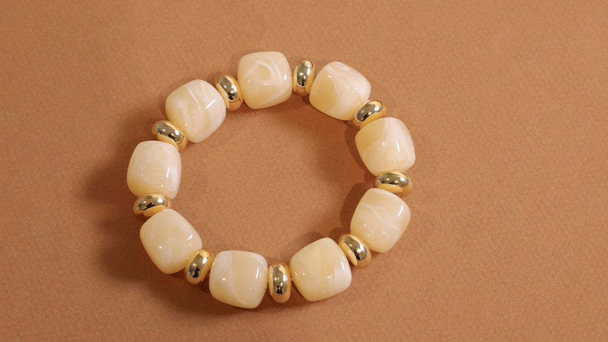 Bracelets perles cubes irrégulières en résine : Etape 3