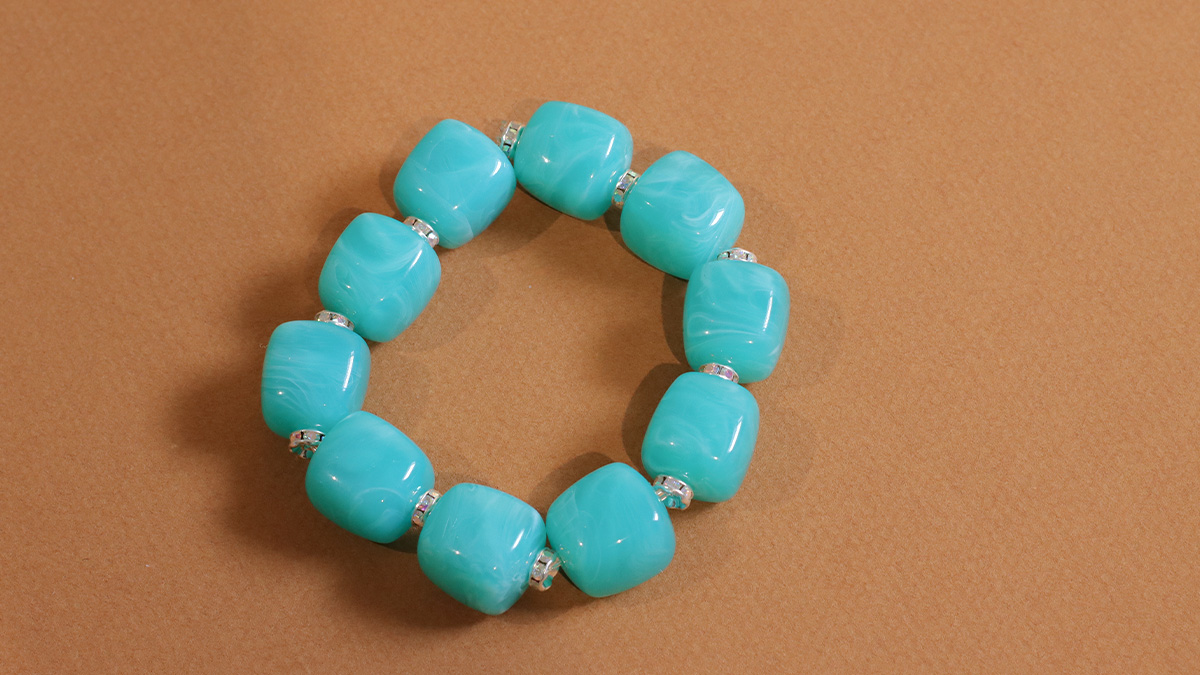 Bracelets perles cubes irrégulières en résine : Etape 5