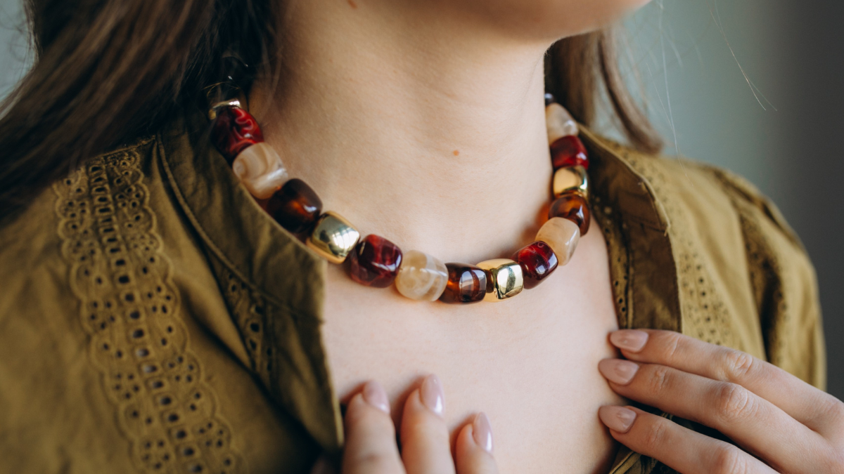 Collier perles cubes irrégulières en résine Collier perles cubes irrégulières en résine