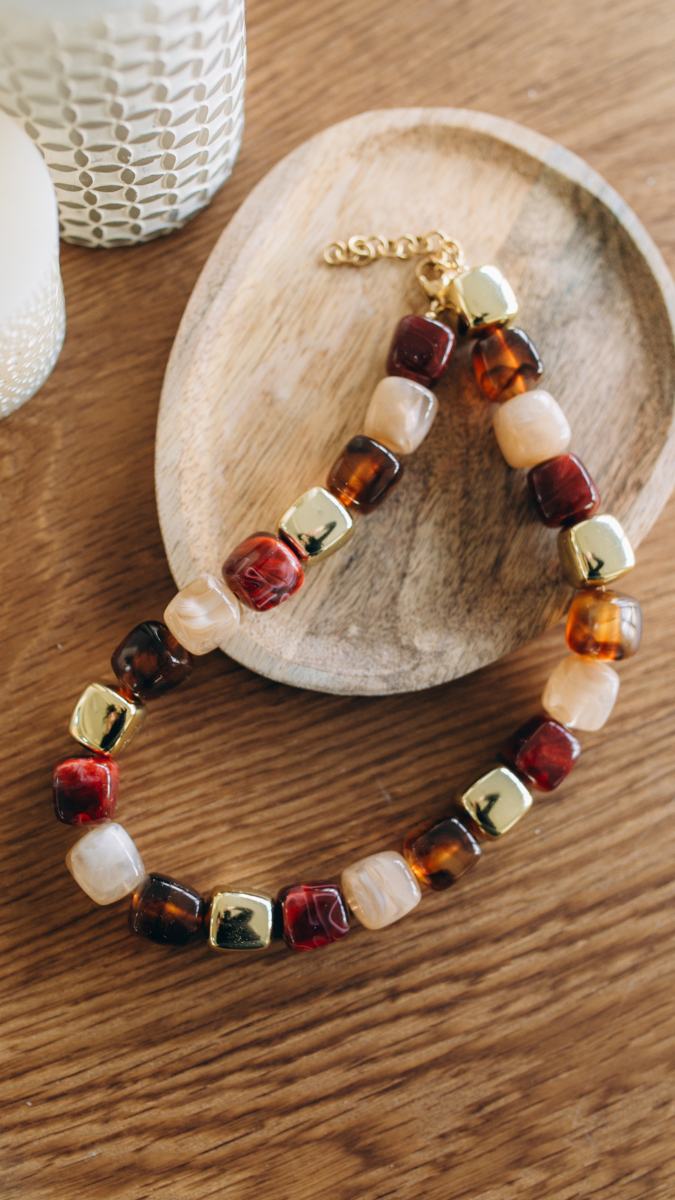 Schéma Collier perles cubes irrégulières en résine Schéma Collier perles cubes irrégulières en résine