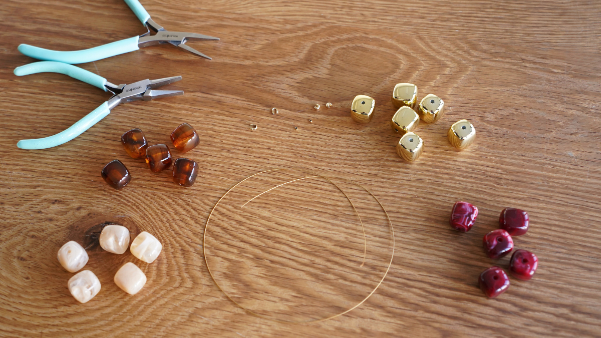 Collier perles cubes irrégulières en résine : Etape 1 Collier perles cubes irrégulières en résine : Etape 1