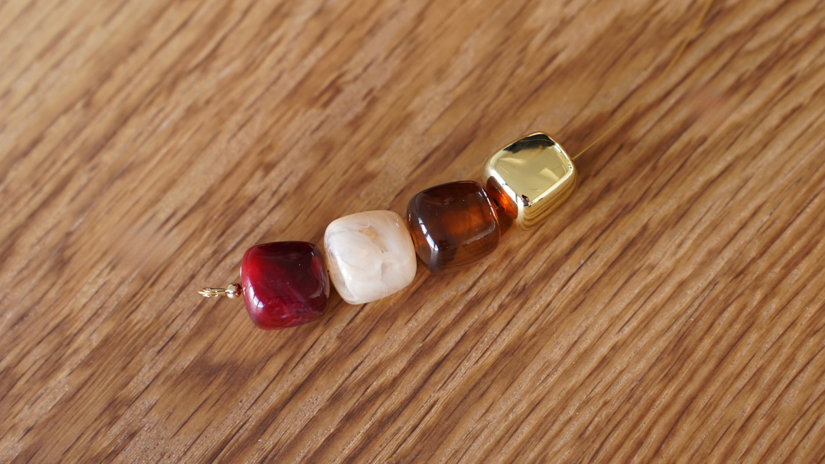 Collier perles cubes irrégulières en résine : Etape 3 Collier perles cubes irrégulières en résine : Etape 3