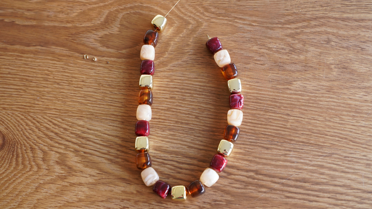 Collier perles cubes irrégulières en résine : Etape 4 Collier perles cubes irrégulières en résine : Etape 4