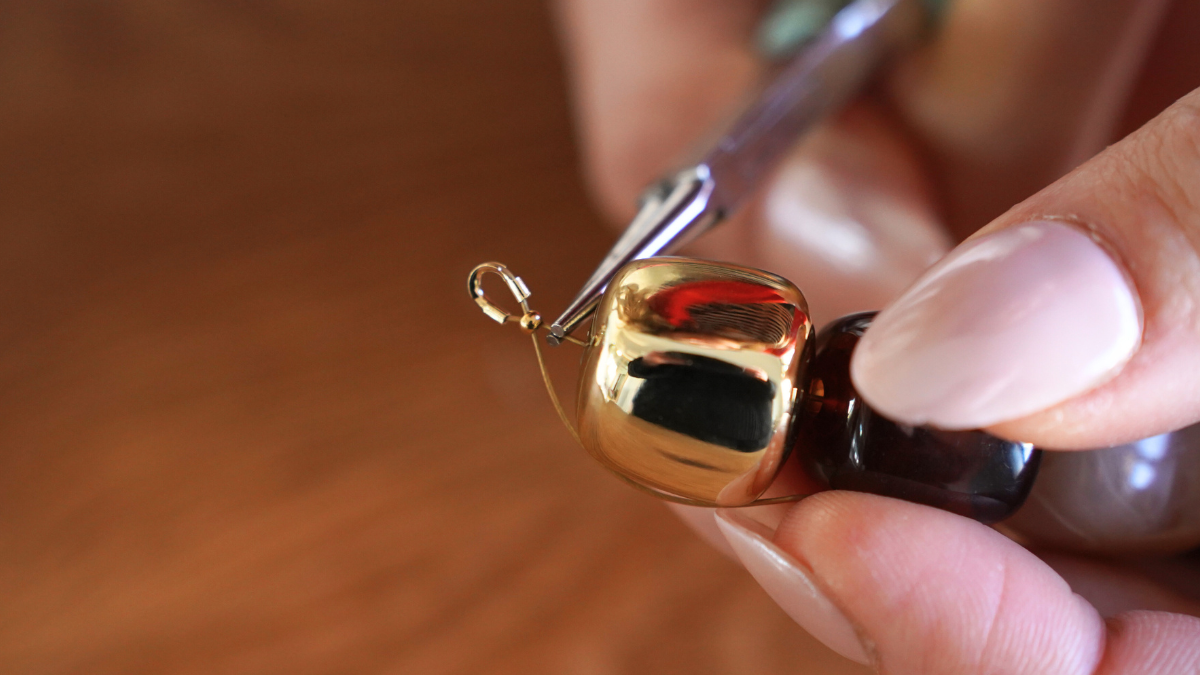 Collier perles cubes irrégulières en résine : Etape 5 Collier perles cubes irrégulières en résine : Etape 5