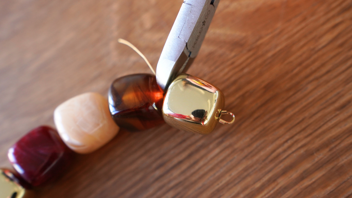 Collier perles cubes irrégulières en résine : Etape 6 Collier perles cubes irrégulières en résine : Etape 6