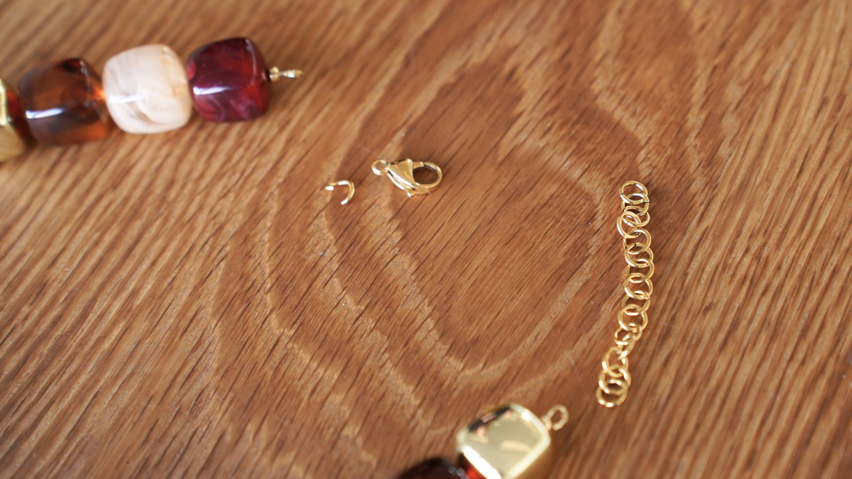 Collier perles cubes irrégulières en résine : Etape 7 Collier perles cubes irrégulières en résine : Etape 7