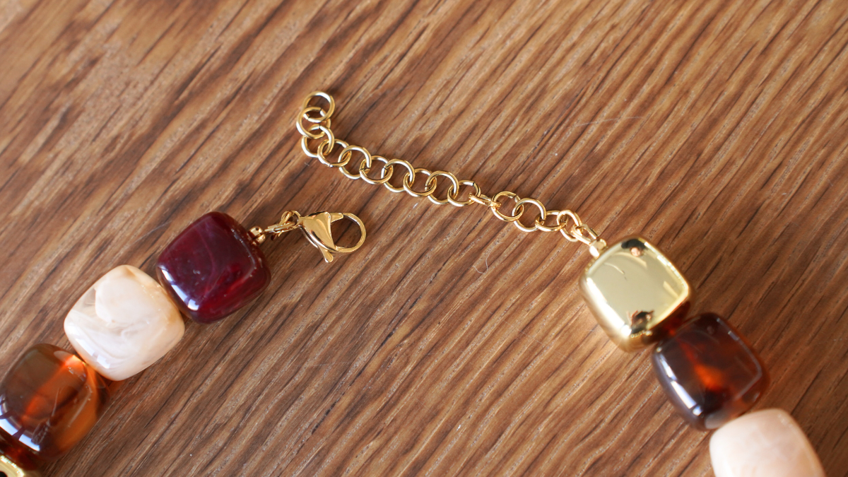 Collier perles cubes irrégulières en résine : Etape 8 Collier perles cubes irrégulières en résine : Etape 8