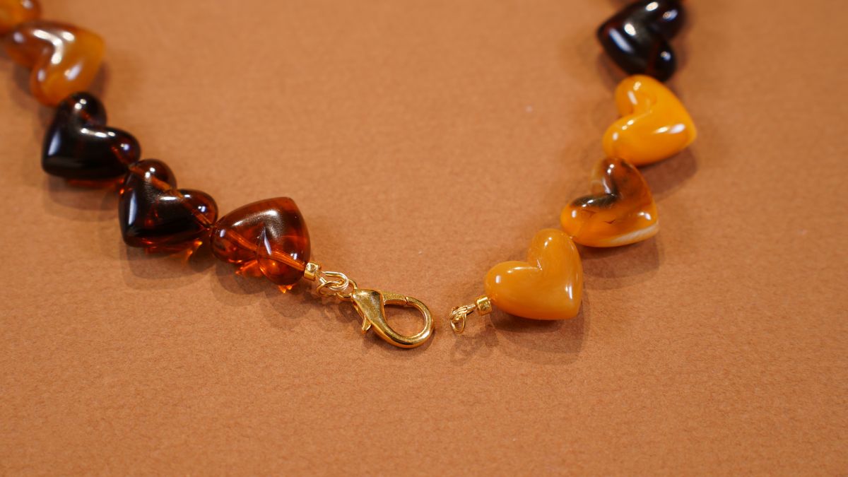 Collier perles cœur en résine : Etape 3