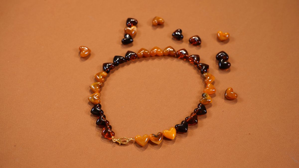 Collier perles cœur en résine : Etape 4