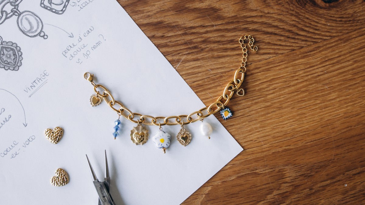 Schéma Bracelet charms DIY en acier inoxydable doré avec perles bleues et blanches