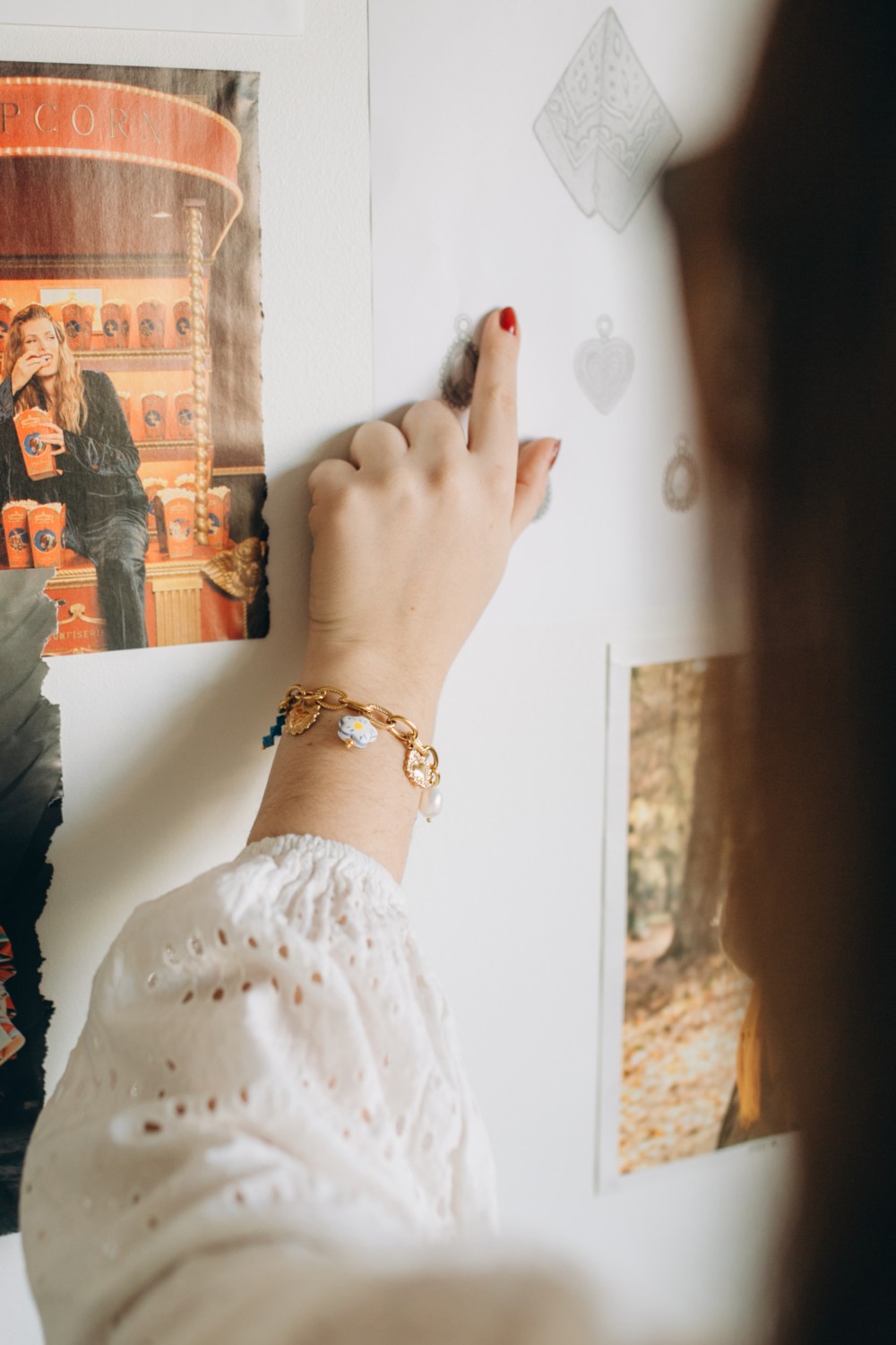 Schéma Bracelet charms DIY en acier inoxydable doré avec perles bleues et blanches