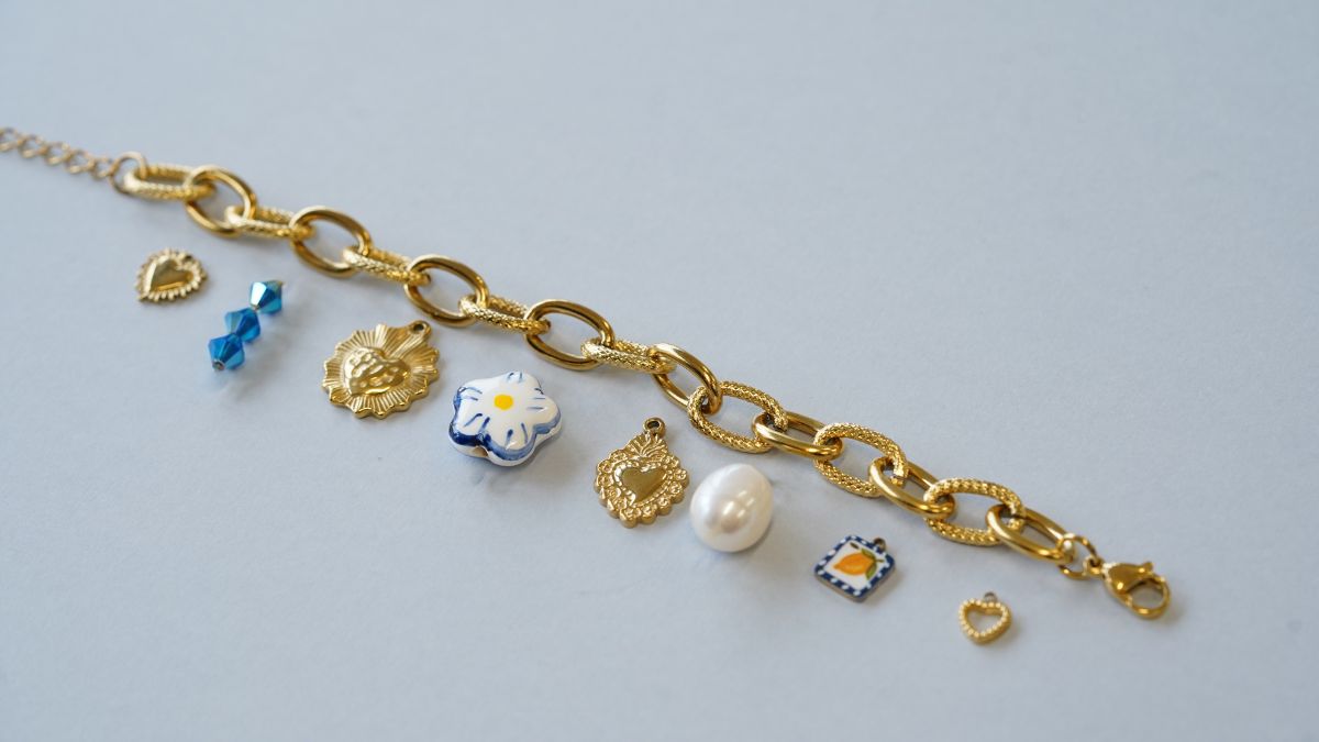 Bracelet charms DIY en acier inoxydable doré avec perles bleues et blanches : Etape 1