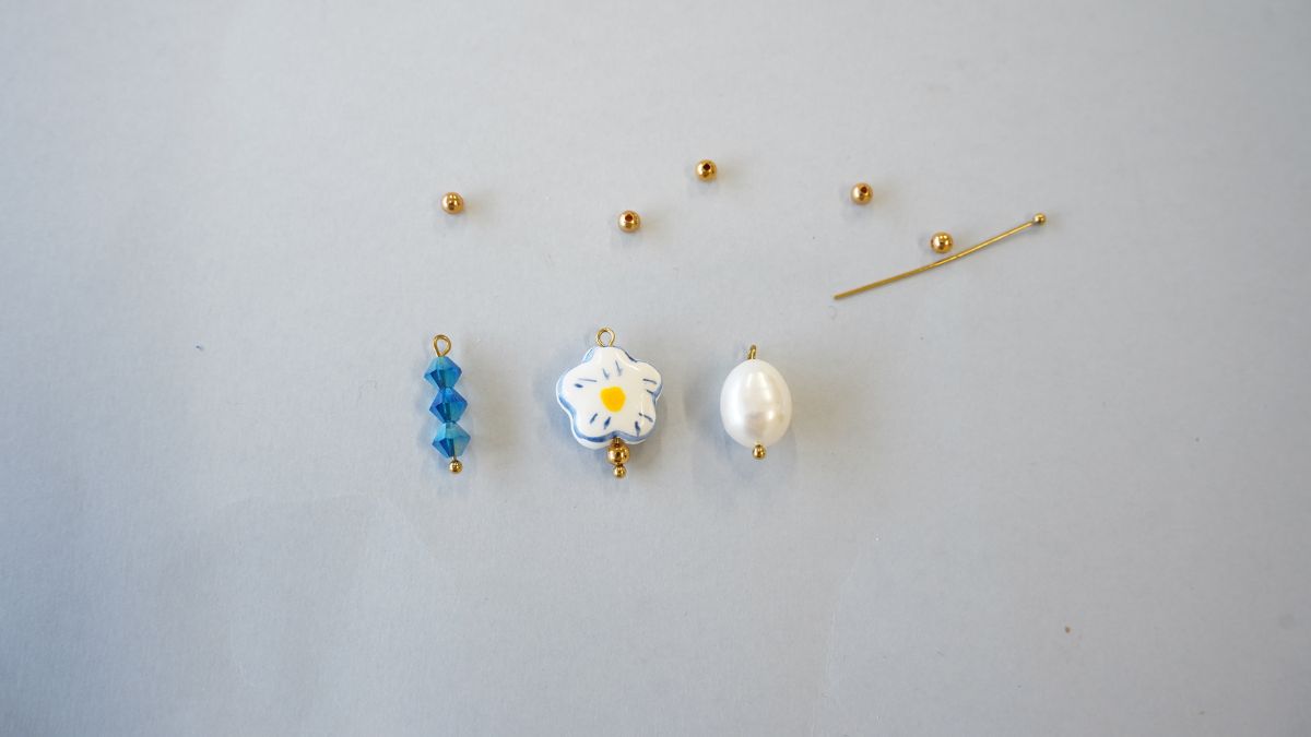 Bracelet charms DIY en acier inoxydable doré avec perles bleues et blanches : Etape 2