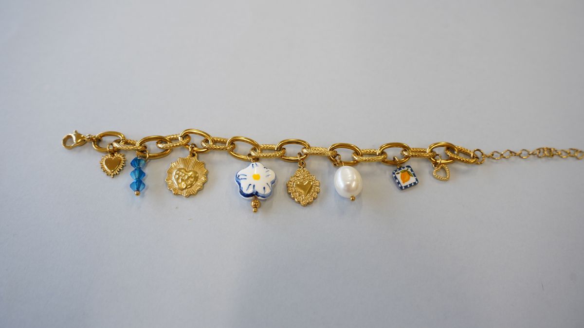 Bracelet charms DIY en acier inoxydable doré avec perles bleues et blanches : Etape 3