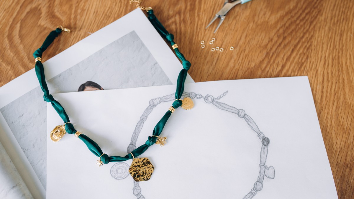 Schéma Tour de cou en tissu vert forêt avec breloques dorées