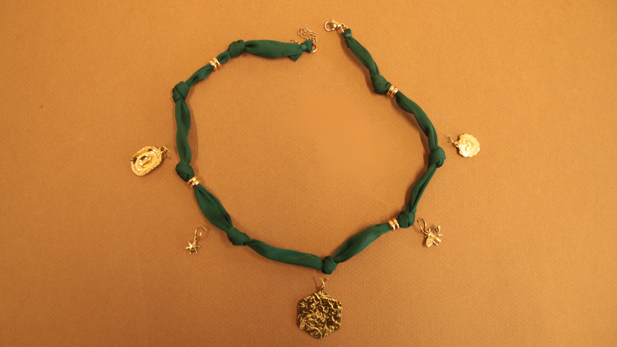 Tour de cou en tissu vert forêt avec breloques dorées : Etape 1