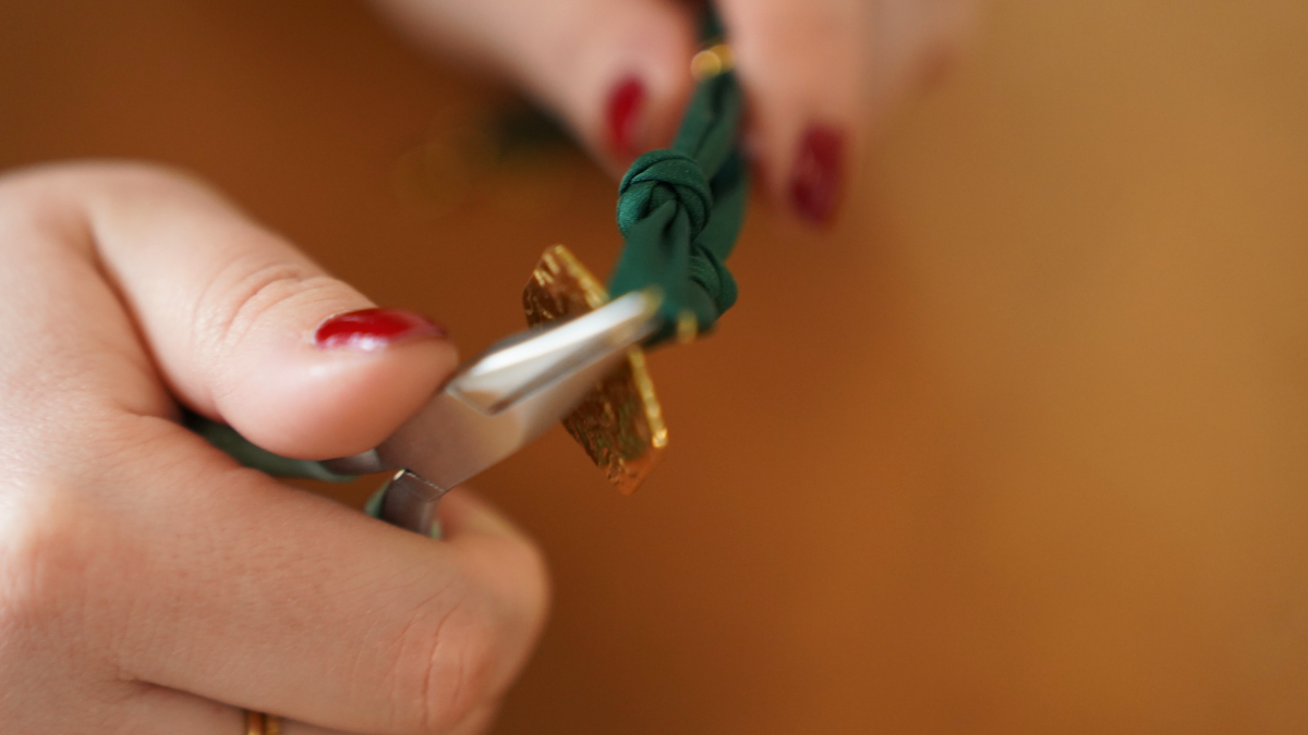 Tour de cou en tissu vert forêt avec breloques dorées : Etape 3