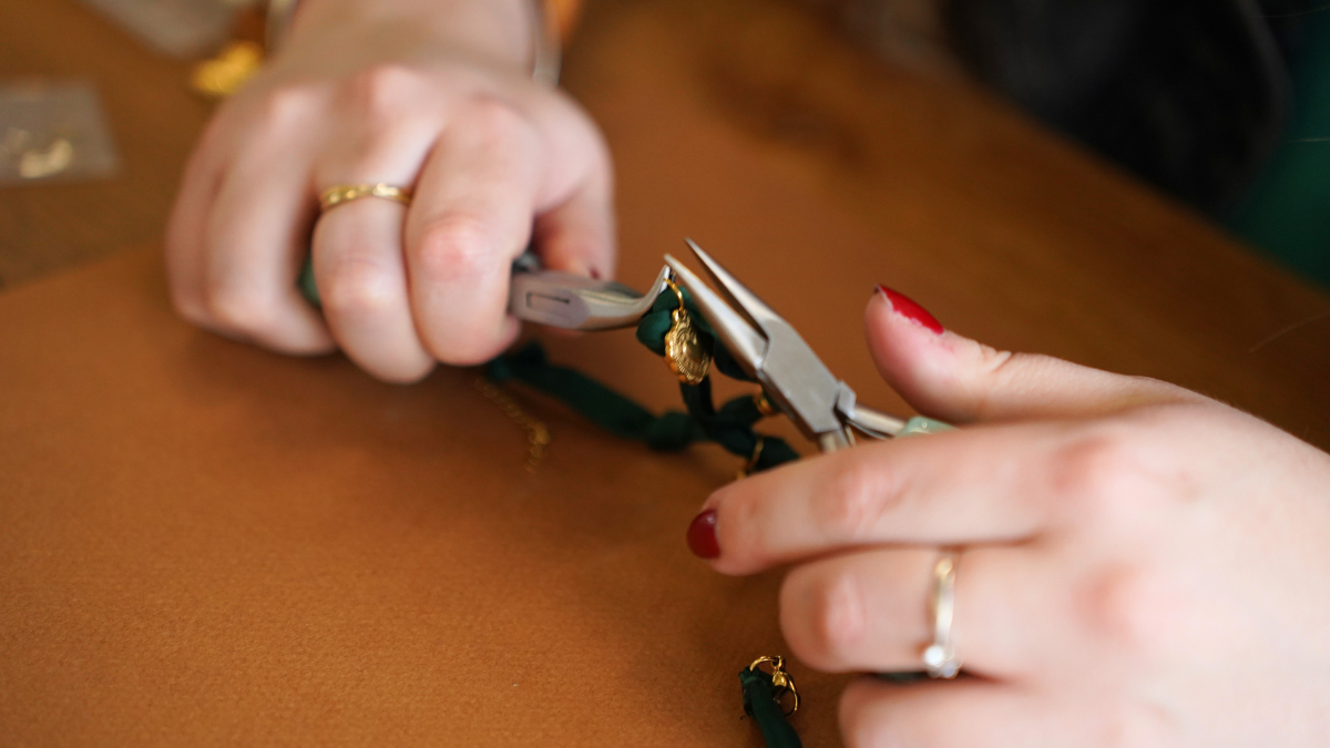 Tour de cou en tissu vert forêt avec breloques dorées : Etape 4