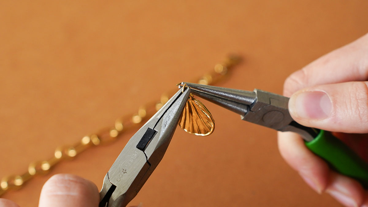 Bracelet charms dorés : Etape 2