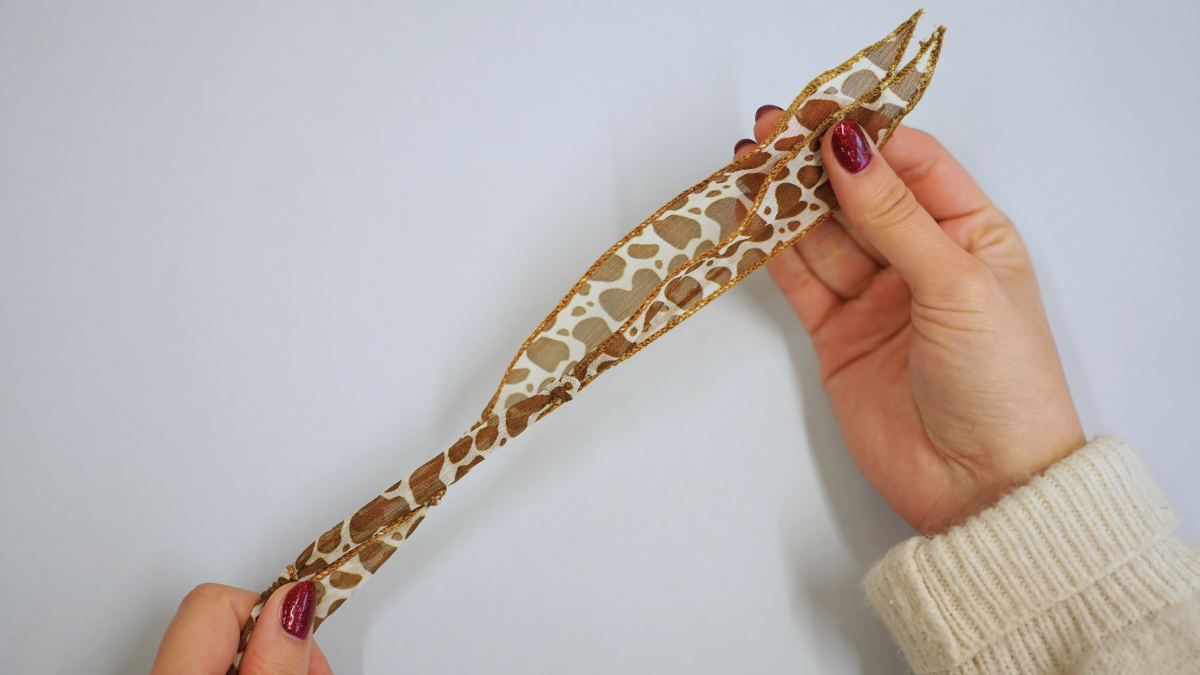 Ruban de soie motif vache et breloques dorées : Etape 1