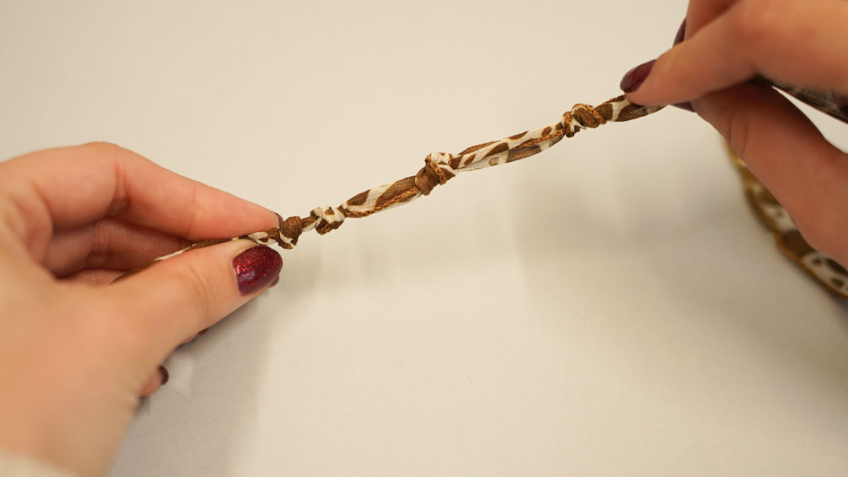 Ruban de soie motif vache et breloques dorées : Etape 2