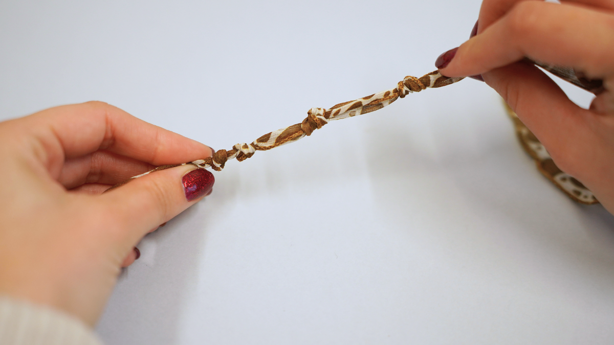 Ruban de soie motif vache et breloques dorées : Etape 2