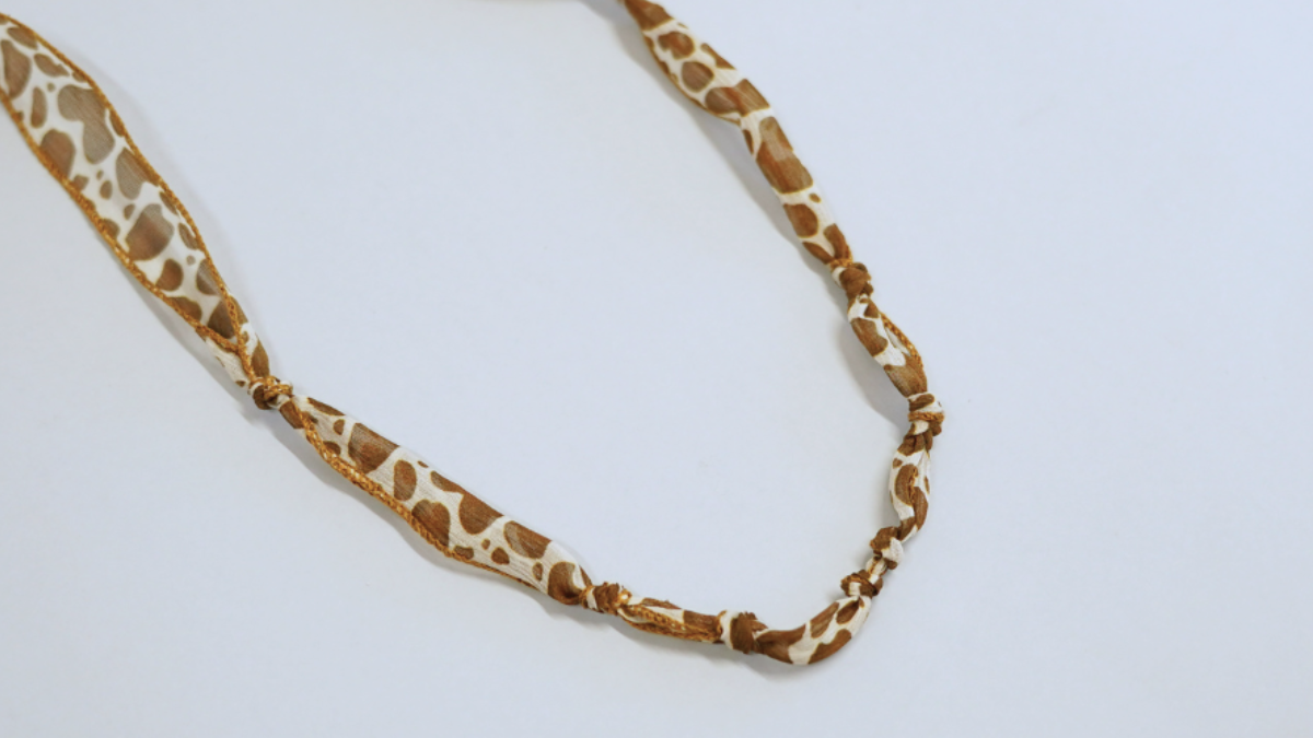 Ruban de soie motif vache et breloques dorées : Etape 3