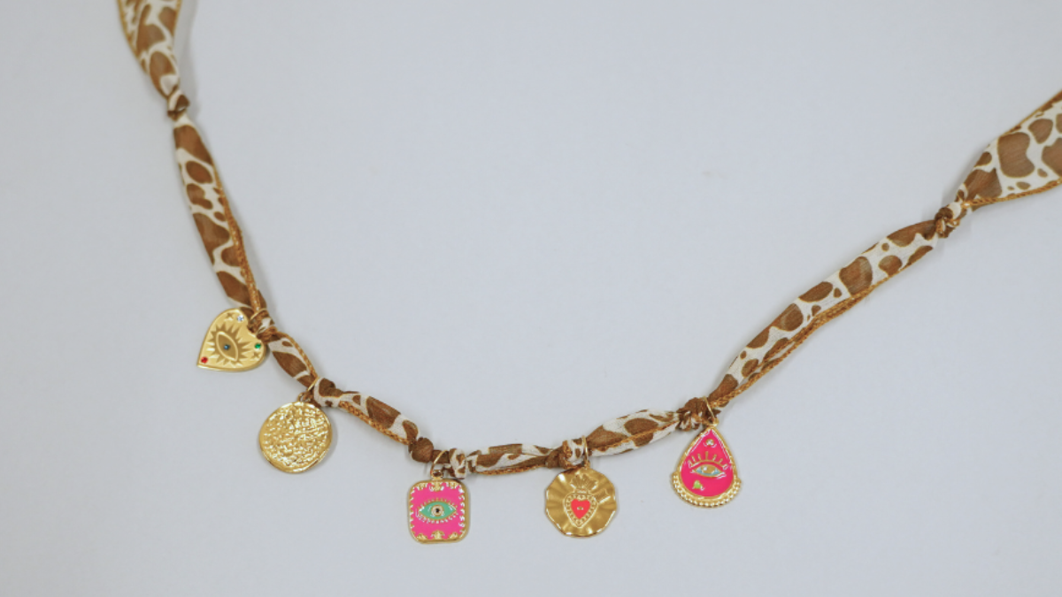 Ruban de soie motif vache et breloques dorées : Etape 5