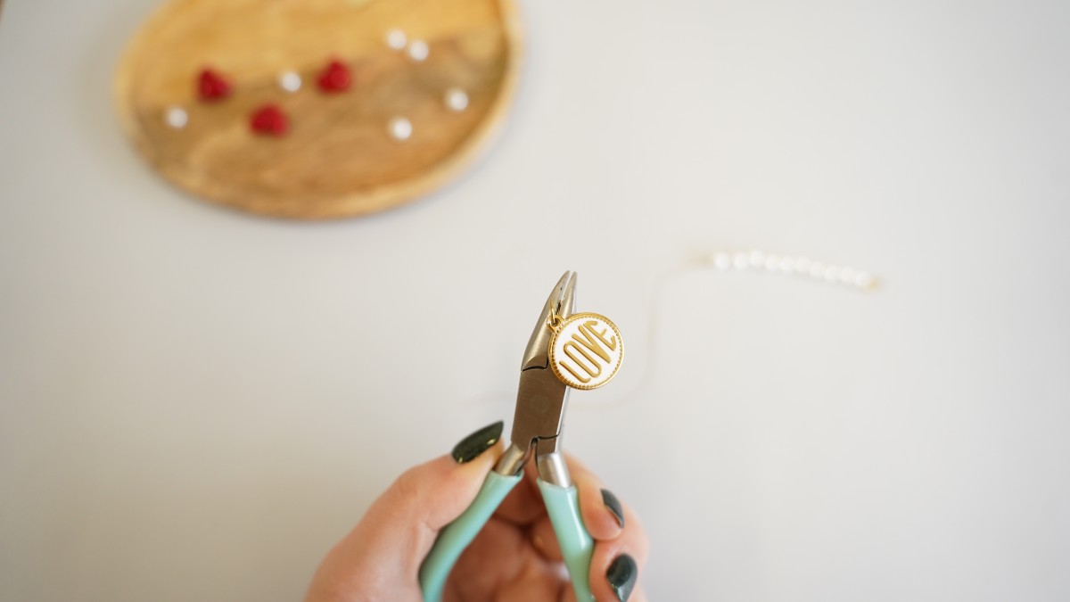 DIY bracelet Saint-Valentin avec cœurs rouges et perles nacrées : Etape 2