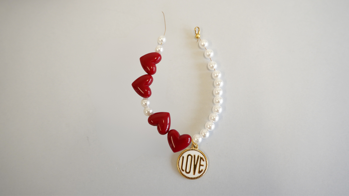 DIY bracelet Saint-Valentin avec cœurs rouges et perles nacrées : Etape 3