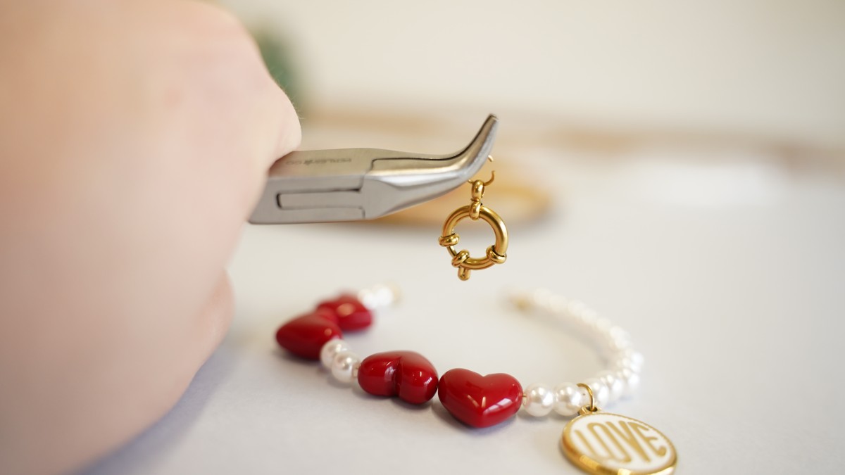 DIY bracelet Saint-Valentin avec cœurs rouges et perles nacrées : Etape 5