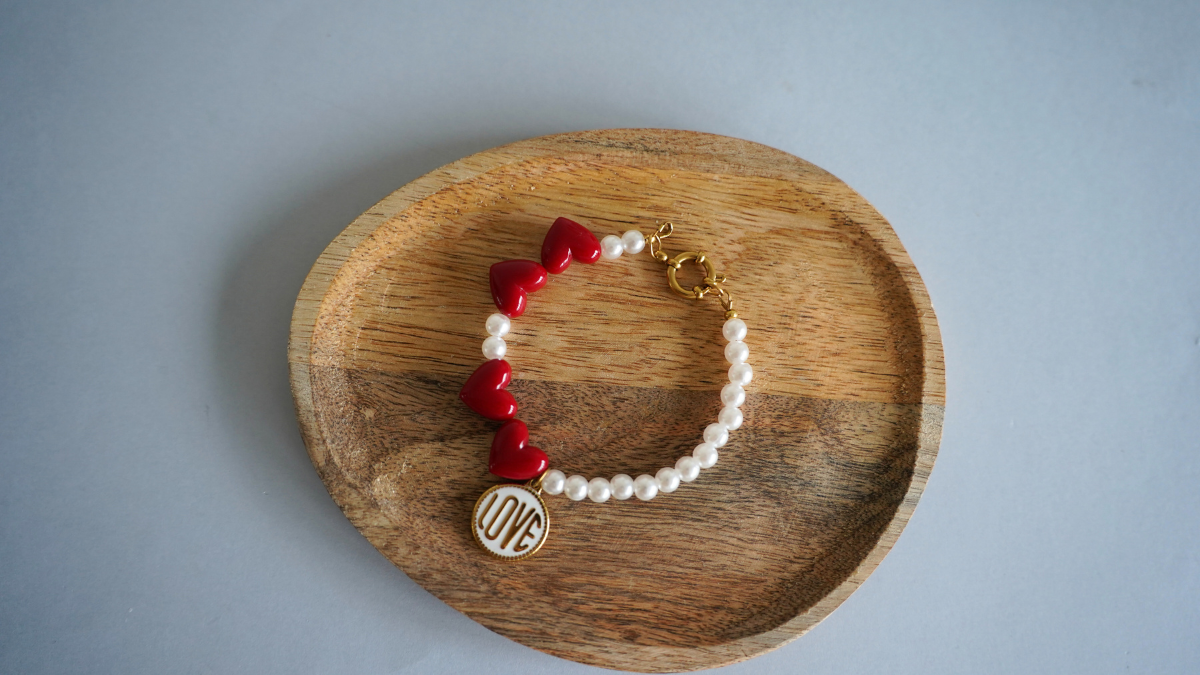 DIY bracelet Saint-Valentin avec cœurs rouges et perles nacrées : Etape 7