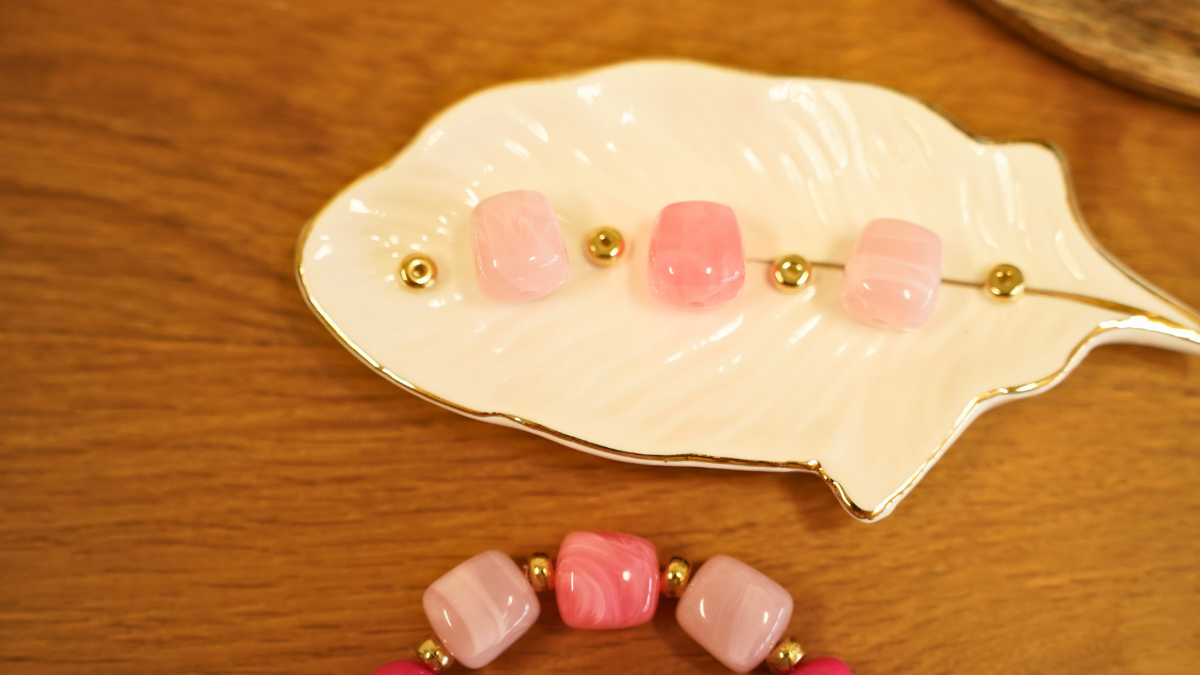 DIY Bracelet élastique avec perles roses : Etape 2