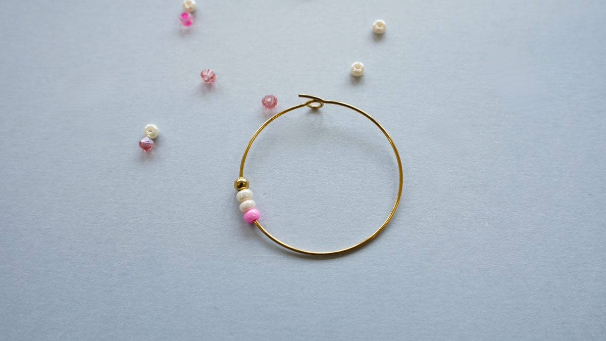 Créoles avec breloques cœurs et perles Preciosa : Etape 2