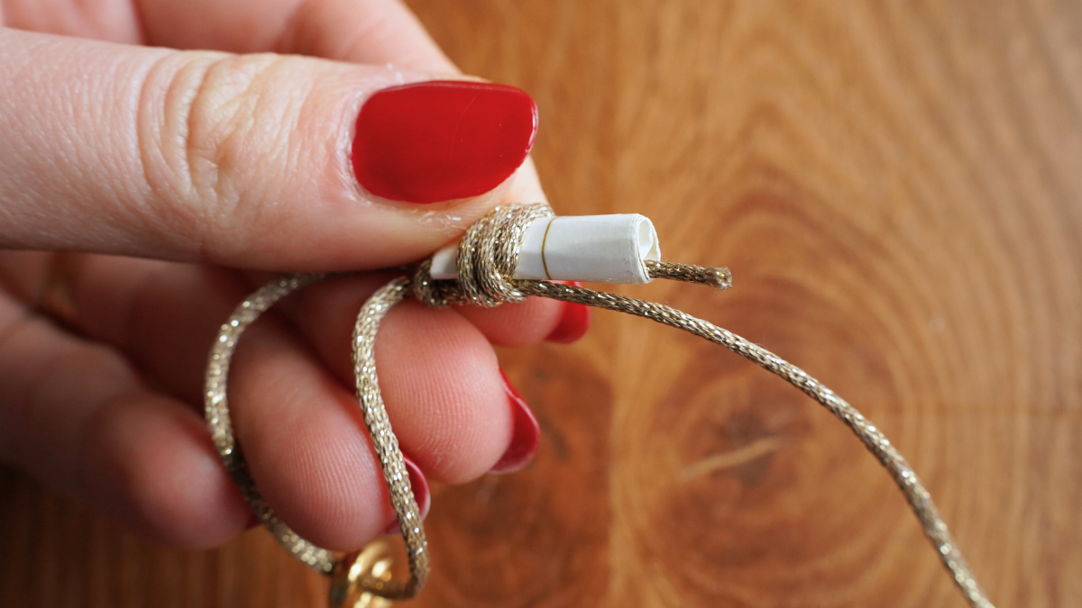 Duo de bracelets cordon et maille marine : Etape 5 Duo de bracelets cordon et maille marine : Etape 5