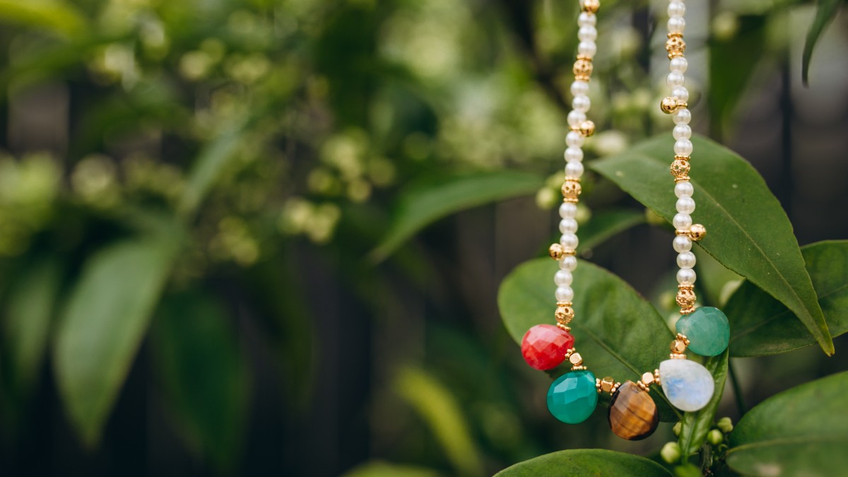 Schéma Collier pendentifs en pierre gemme et perles nacrées