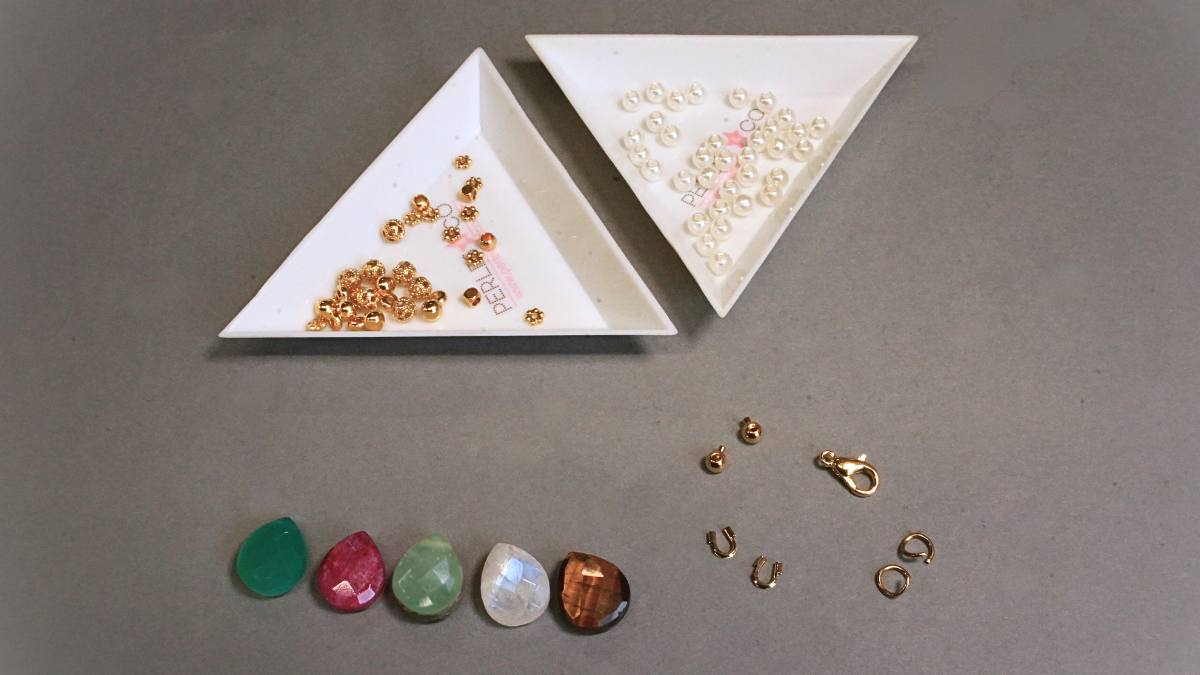 Collier pendentifs en pierre gemme et perles nacrées : Etape 1