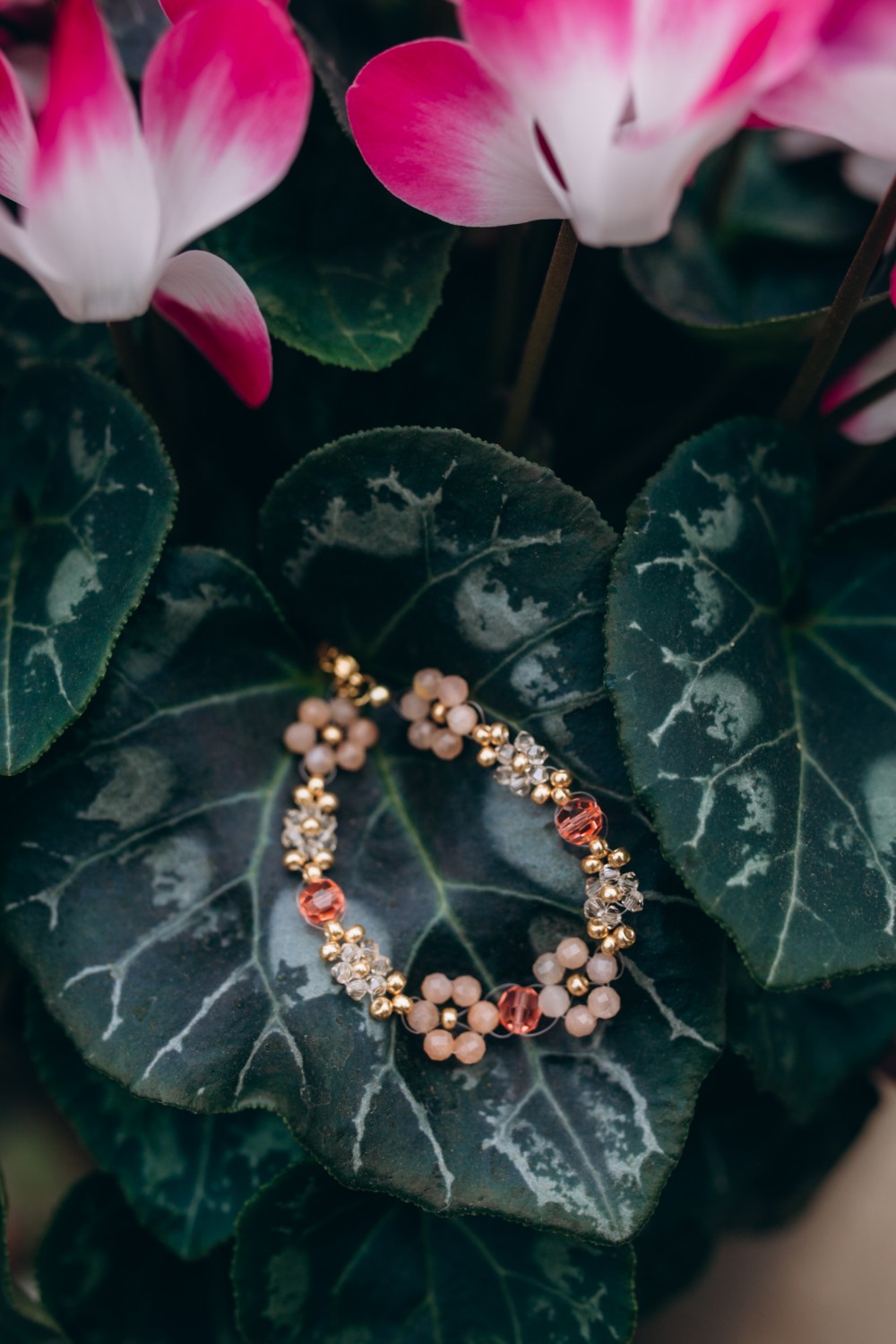 Bracelet fleur en pierre gemme et toupies Preciosa