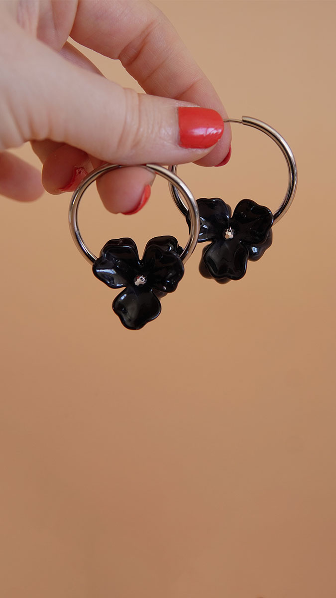 Créoles en acier inox doré avec des fleurs