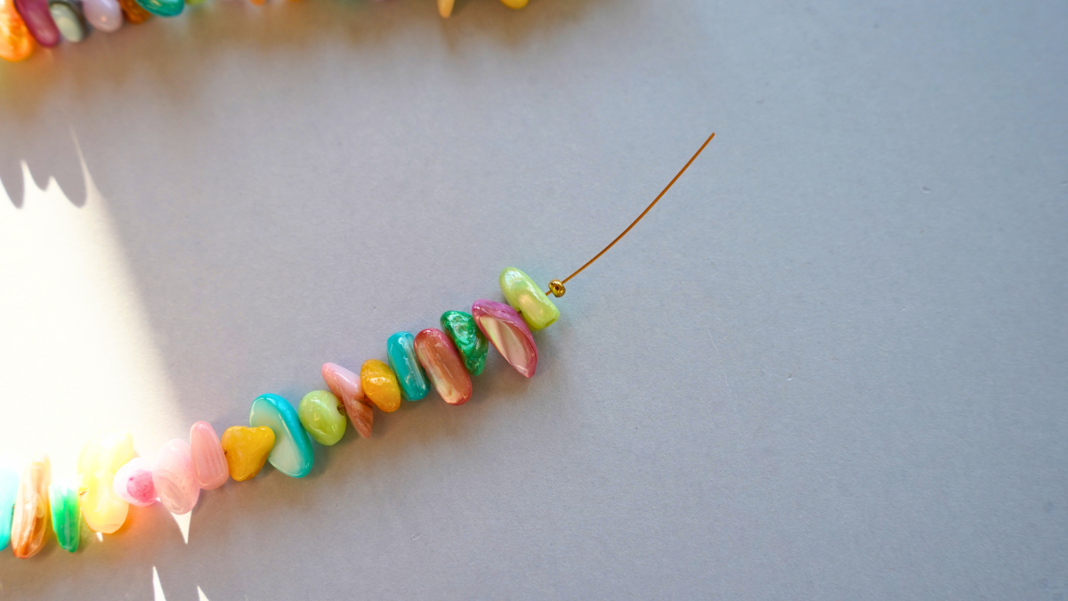 Collier perles mulitcolores et pendentif acier inox : Etape 6