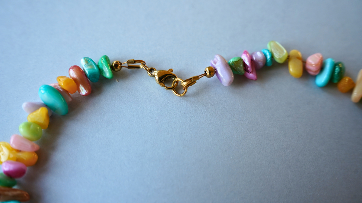 Collier perles mulitcolores et pendentif acier inox : Etape 7