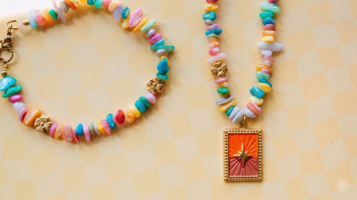 Collier perles mulitcolores et pendentif acier inox : Etape 8