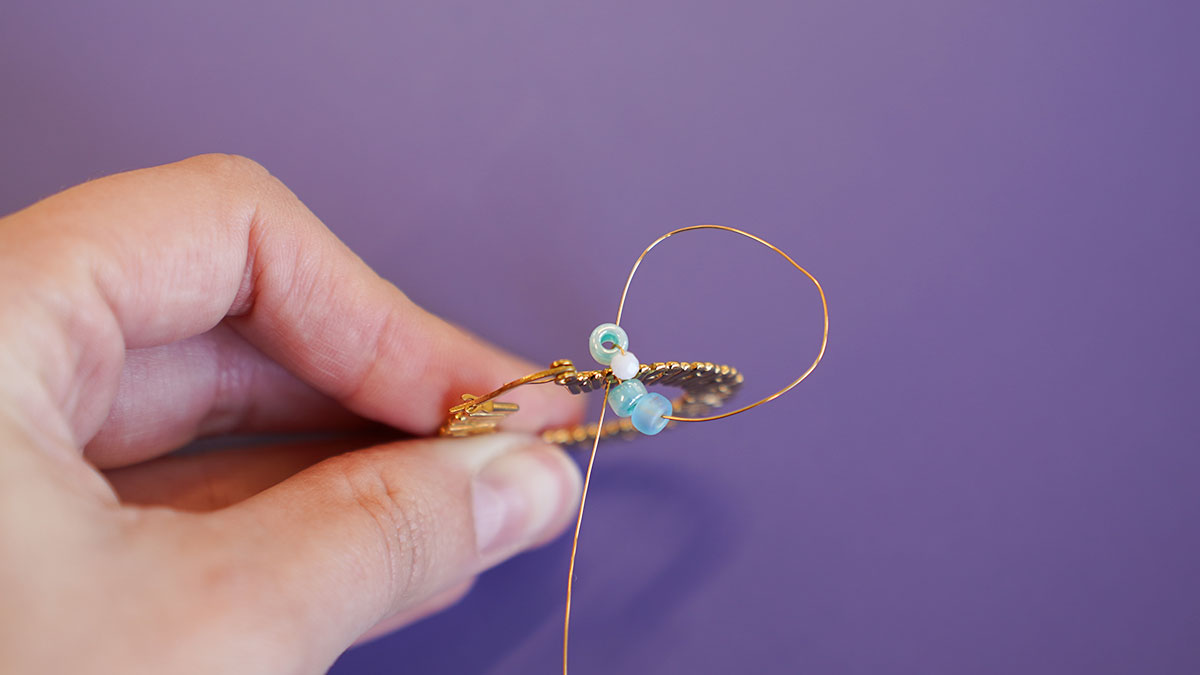 Créoles en perles de rocailles et pierres naturelles : Etape 3 Créoles en perles de rocailles et pierres naturelles : Etape 3