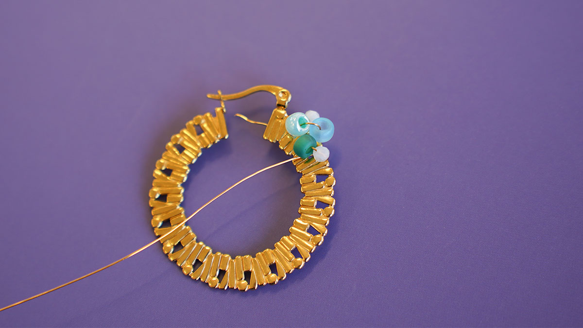 Créoles en perles de rocailles et pierres naturelles : Etape 4 Créoles en perles de rocailles et pierres naturelles : Etape 4