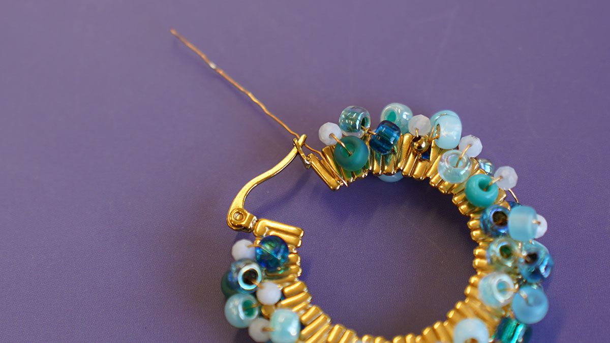 Créoles en perles de rocailles et pierres naturelles : Etape 7 Créoles en perles de rocailles et pierres naturelles : Etape 7